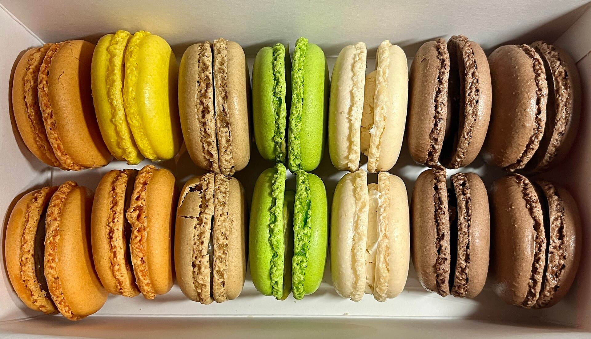 Caja abierta con dos filas de macarons de colores